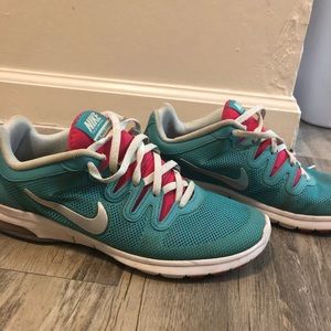 Nike women’s tennis shoes